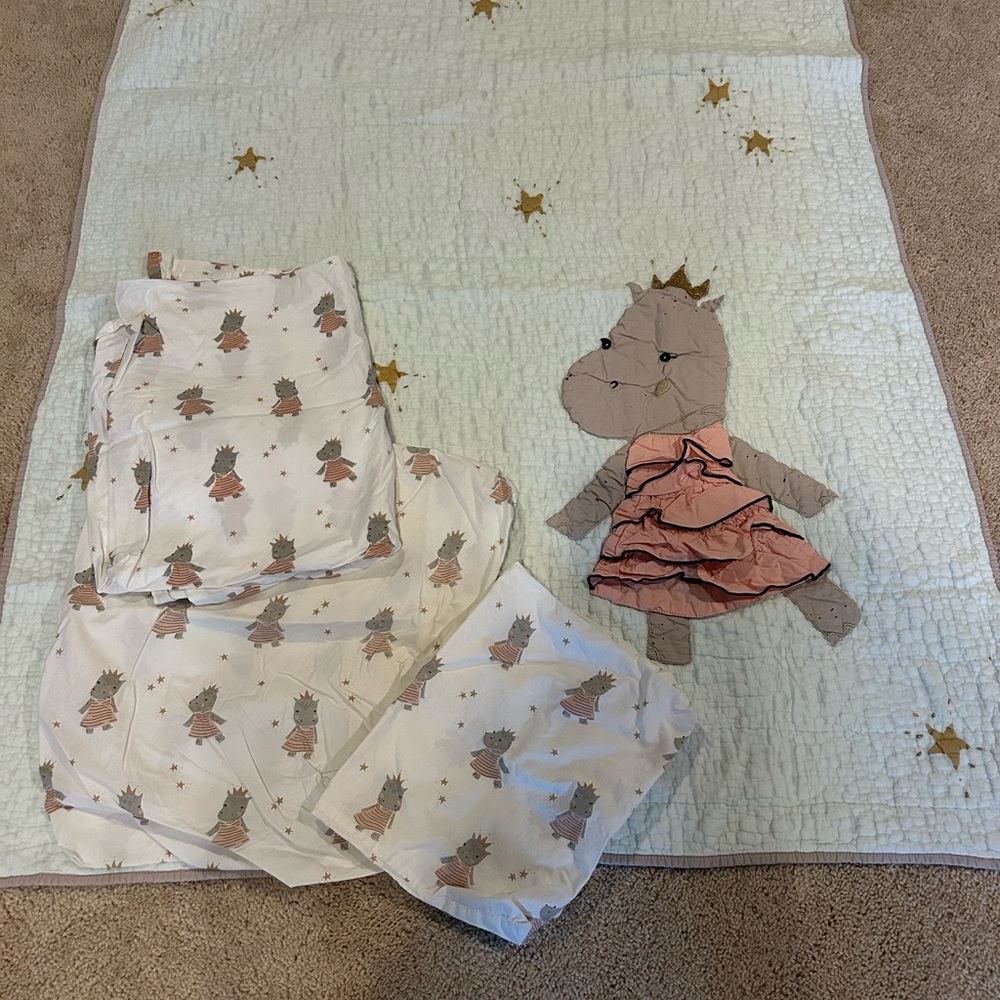 Crate&Barrel Kids Bedding Set with Star and Animal Design